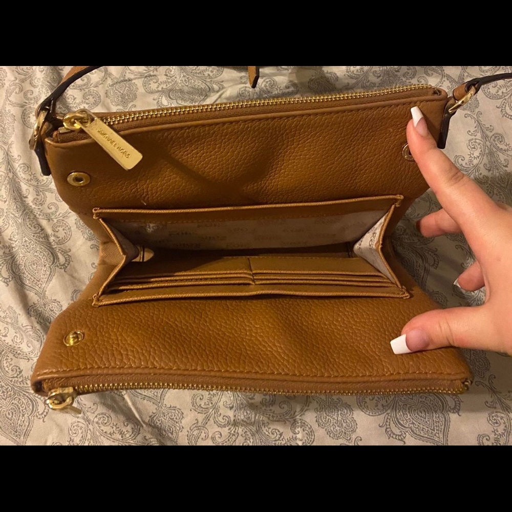 Michael Kors Crossbody - Picture 5 of 6
